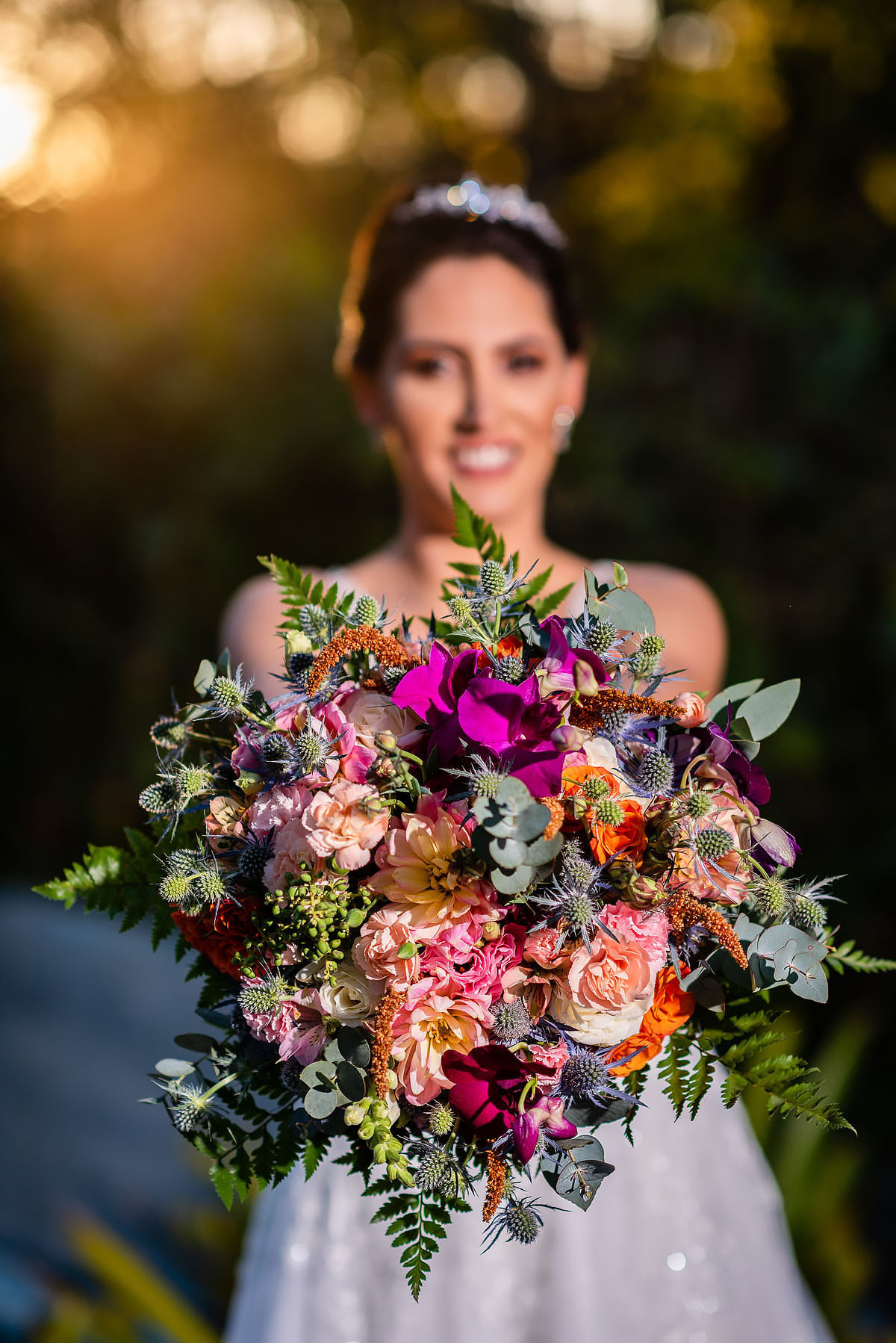 fotos dos noivos ao entardecer no alto das palmeiras