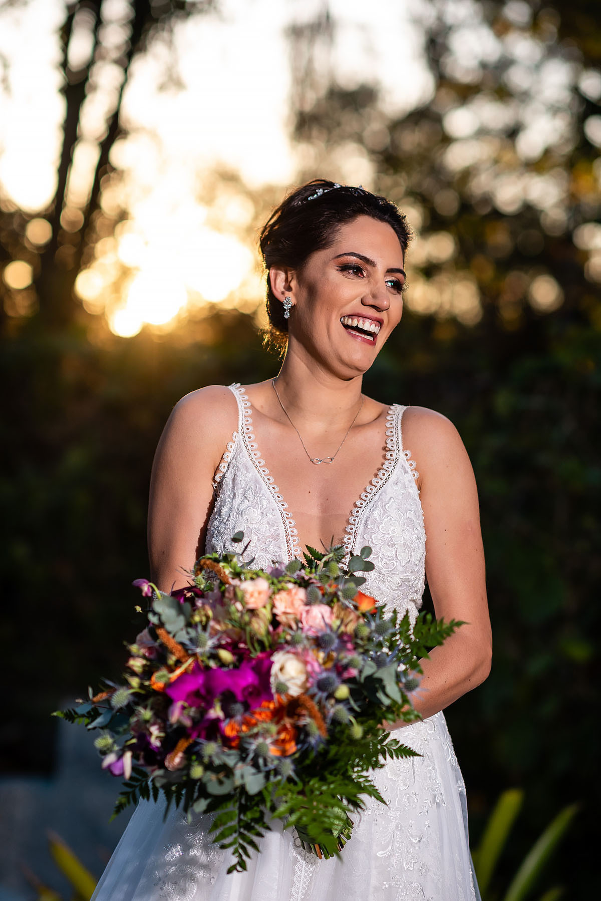 fotos dos noivos ao entardecer no alto das palmeiras