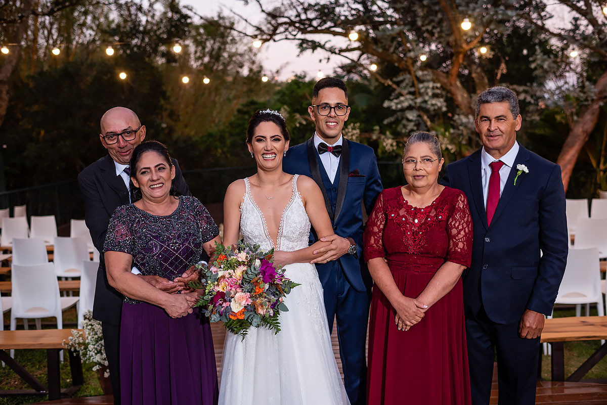 Padrinhos de casamento ao entardecer no alto das palmeiras