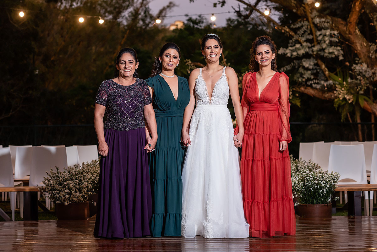 Padrinhos de casamento ao entardecer no alto das palmeiras