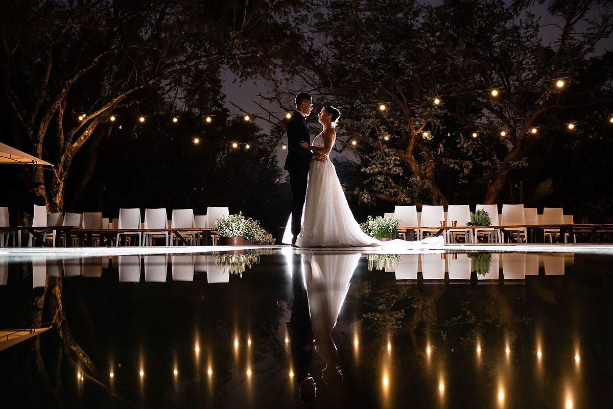 fotos dos noivos ao entardecer no alto das palmeiras