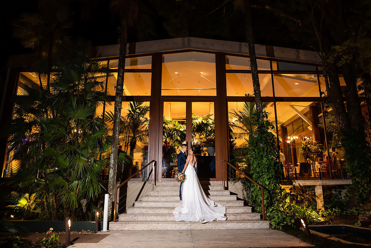 retrato de noivos frente ao portal do alto das palmeiras