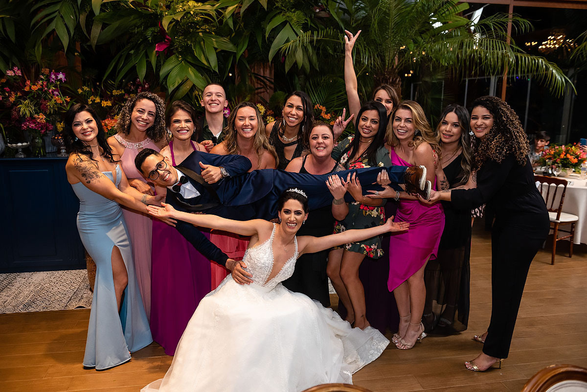 grupo de amigos dos noivos