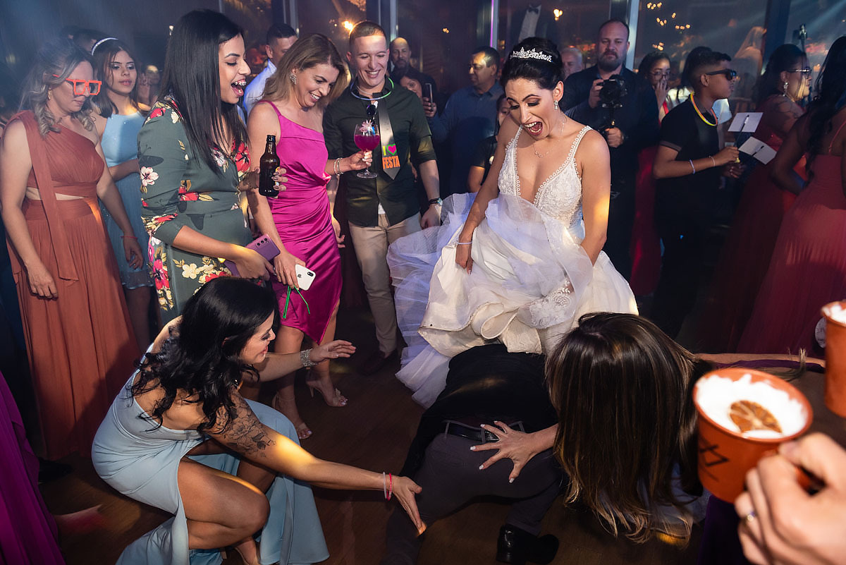 padrinho embaixo do vestido da noiva