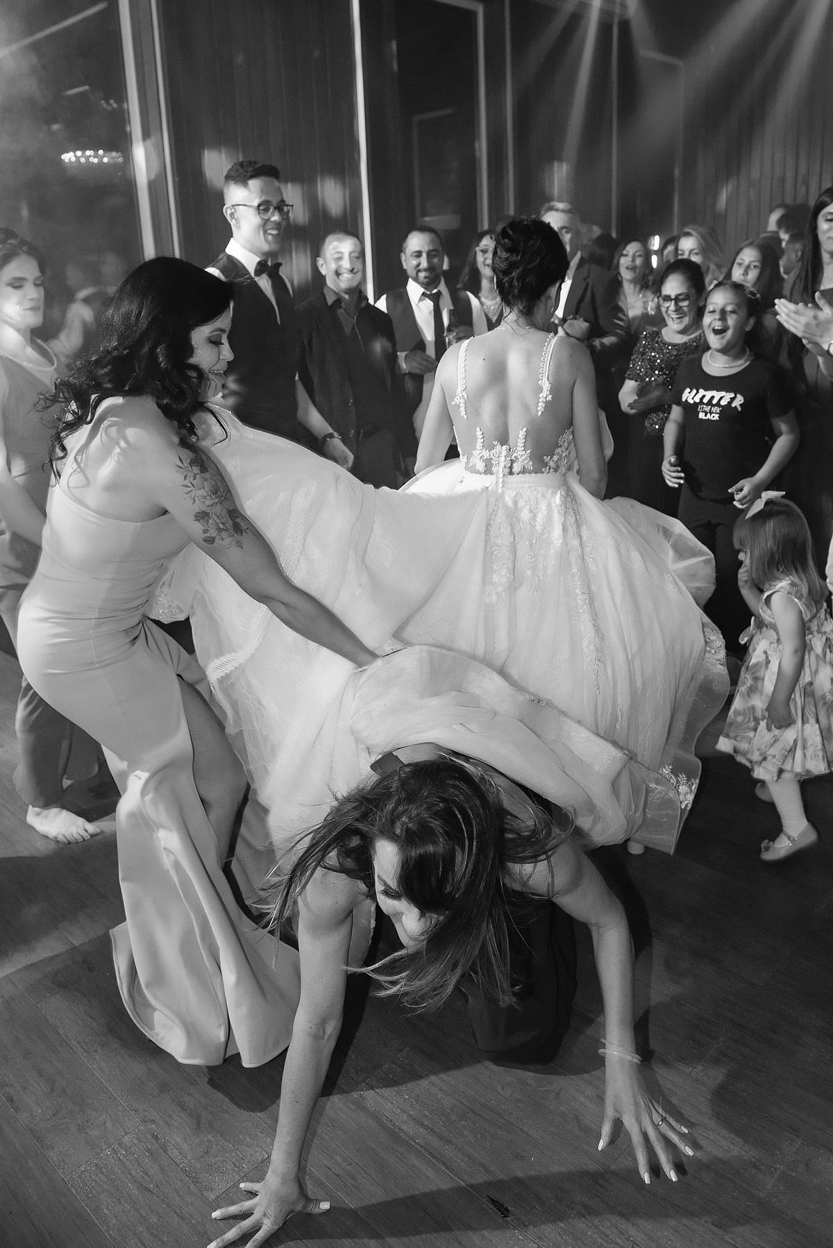 madrinha embaixo do vestido da noiva