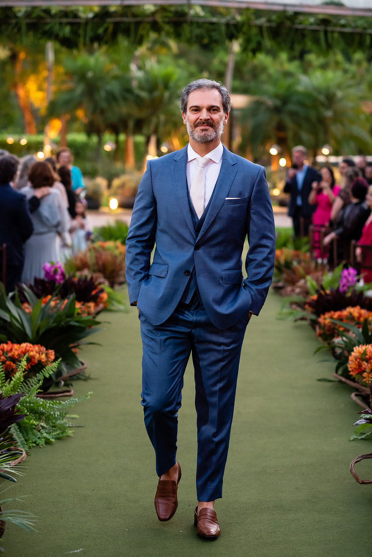 Entrada do noivo sozinho