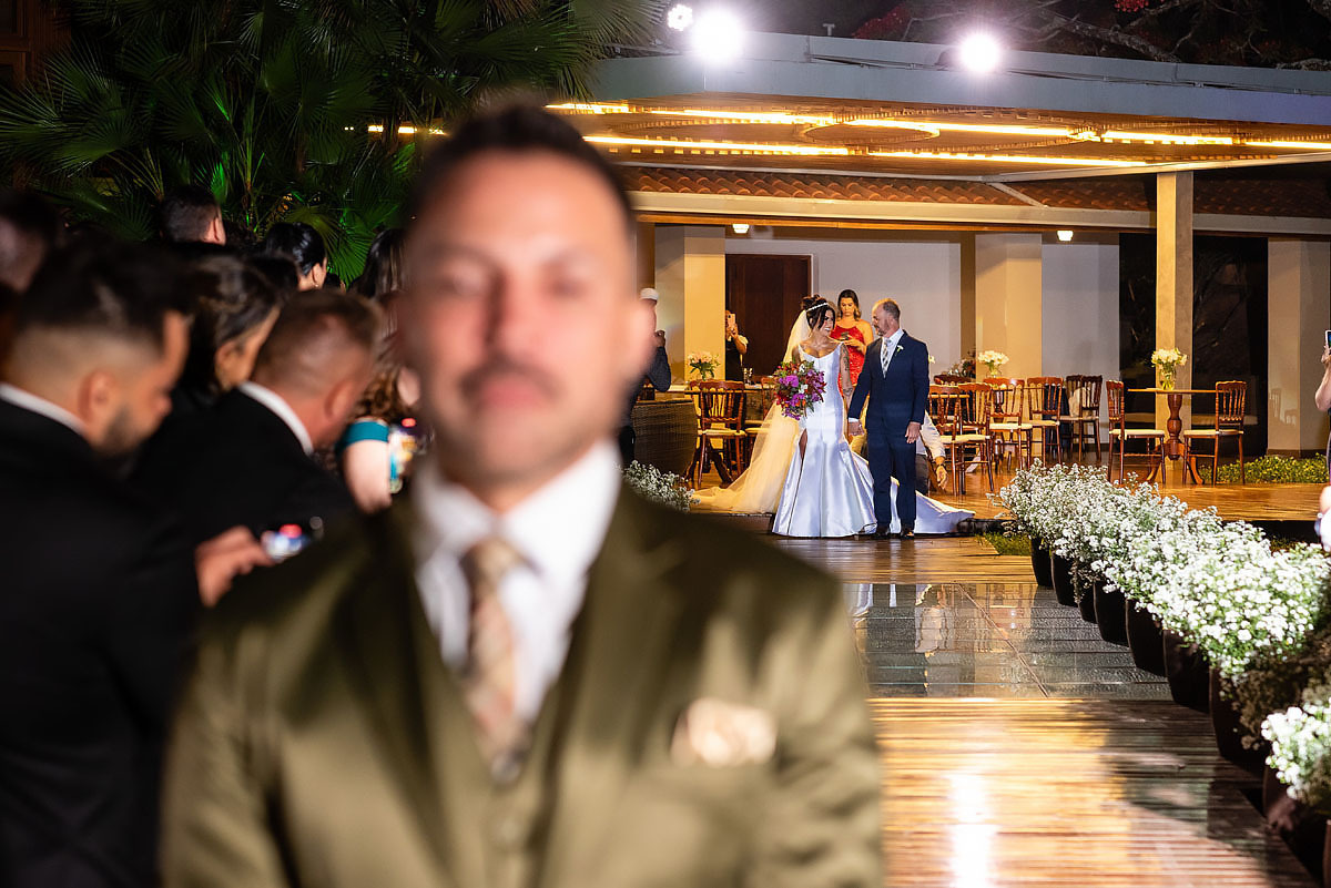 Noivo espera de costas, first look, alto das palmeiras