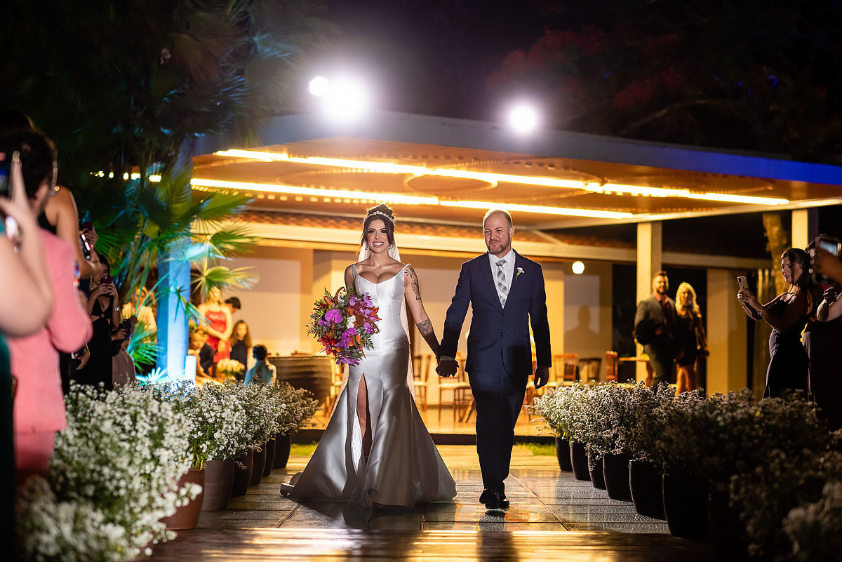 Entrada da noiva no alto das palmeiras
