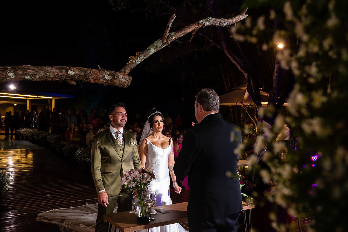 Casamento de noite no alto das palmeiras