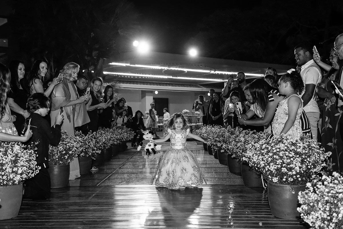 Noivinha entra correndo no casamento