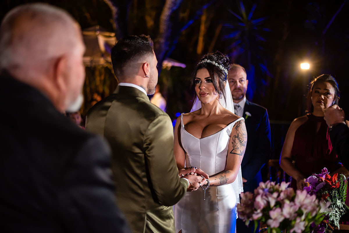 Casamento de noite no alto das palmeiras
