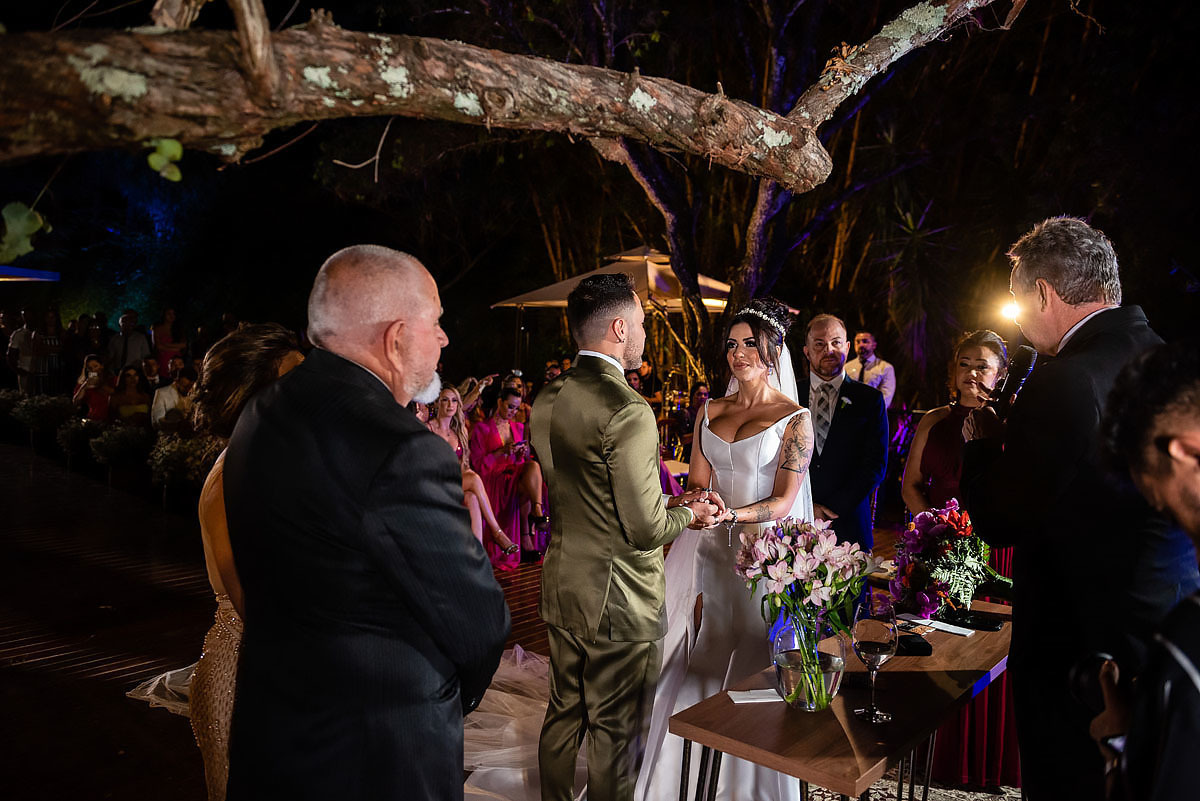 Casamento de noite no alto das palmeiras