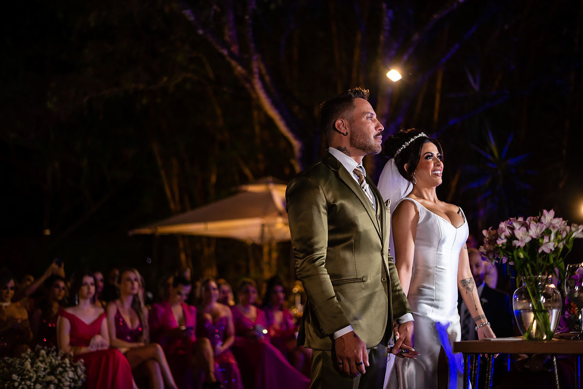Casamento de noite no alto das palmeiras