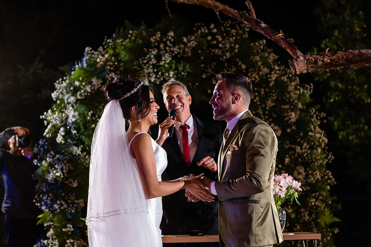 Casamento de noite no alto das palmeiras