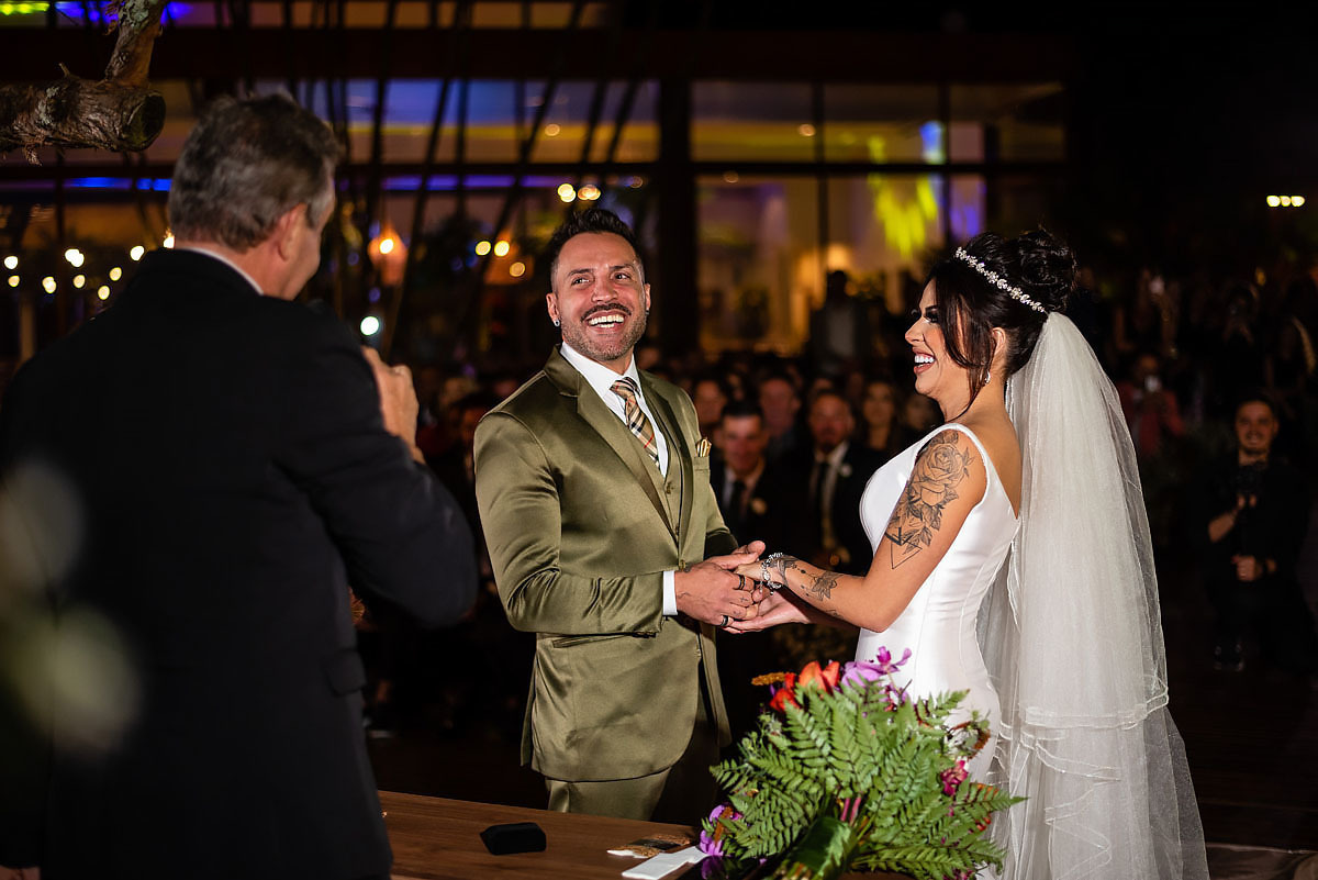 Casamento de noite no alto das palmeiras