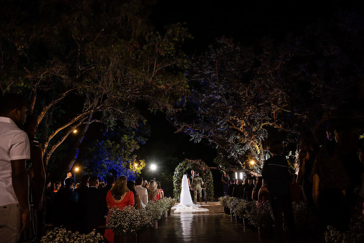 Casamento de noite no alto das palmeiras