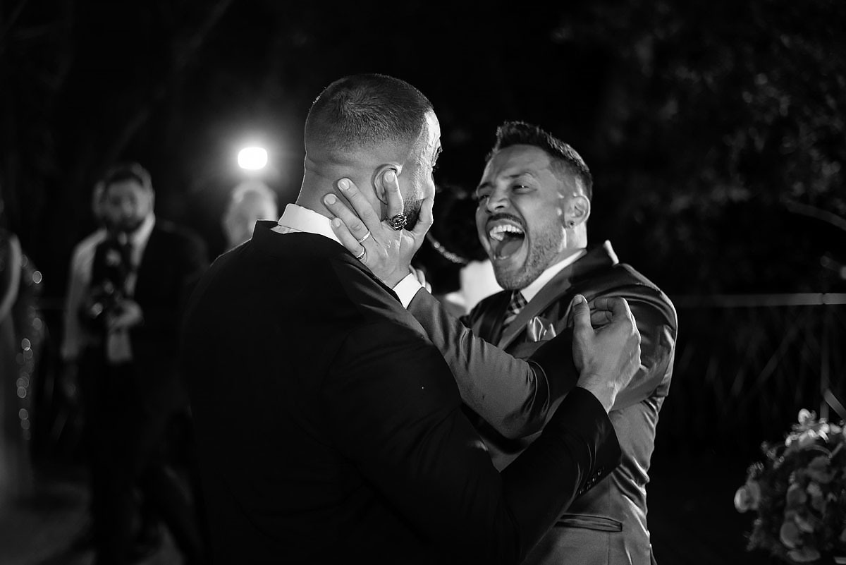 Casamento de noite no alto das palmeiras