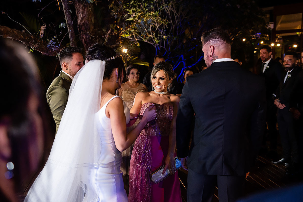 Casamento de noite no alto das palmeiras