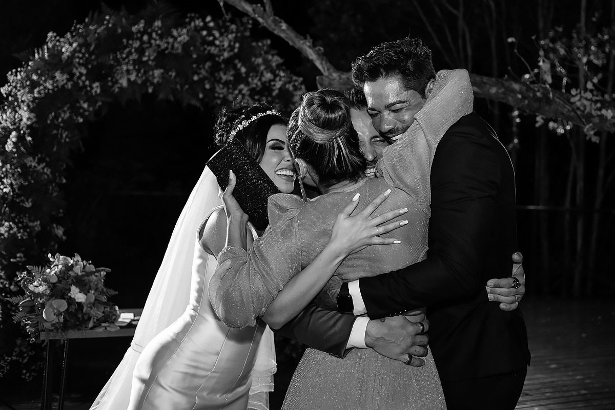 Casamento de noite no alto das palmeiras