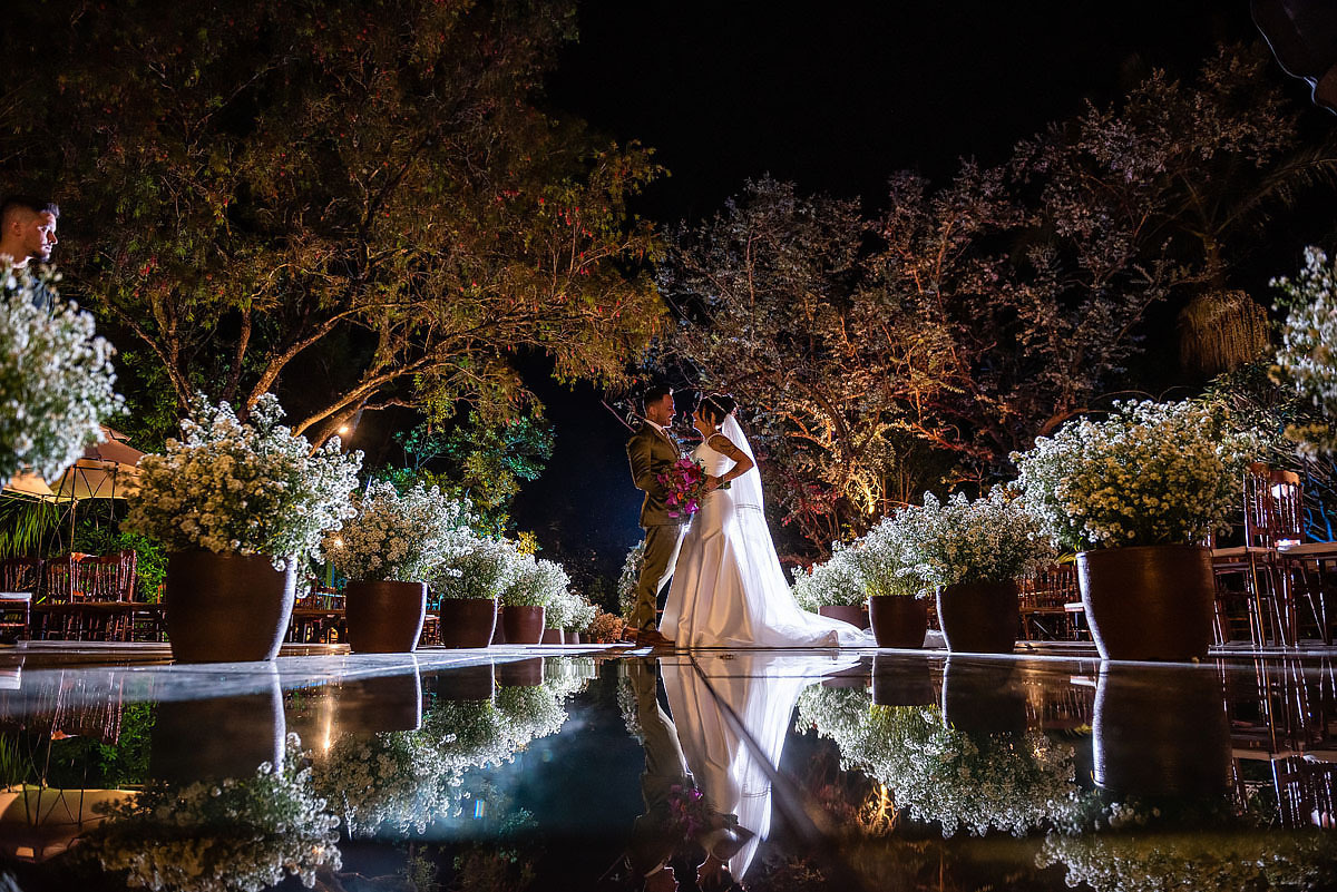 fotos dos noivos em meio a natureza no alto das palmeiras