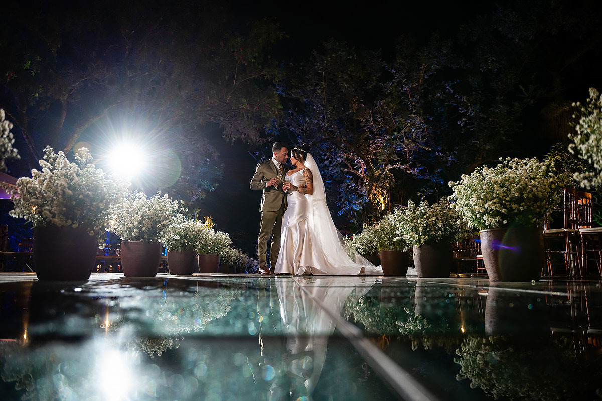 fotos dos noivos em meio a natureza no alto das palmeiras