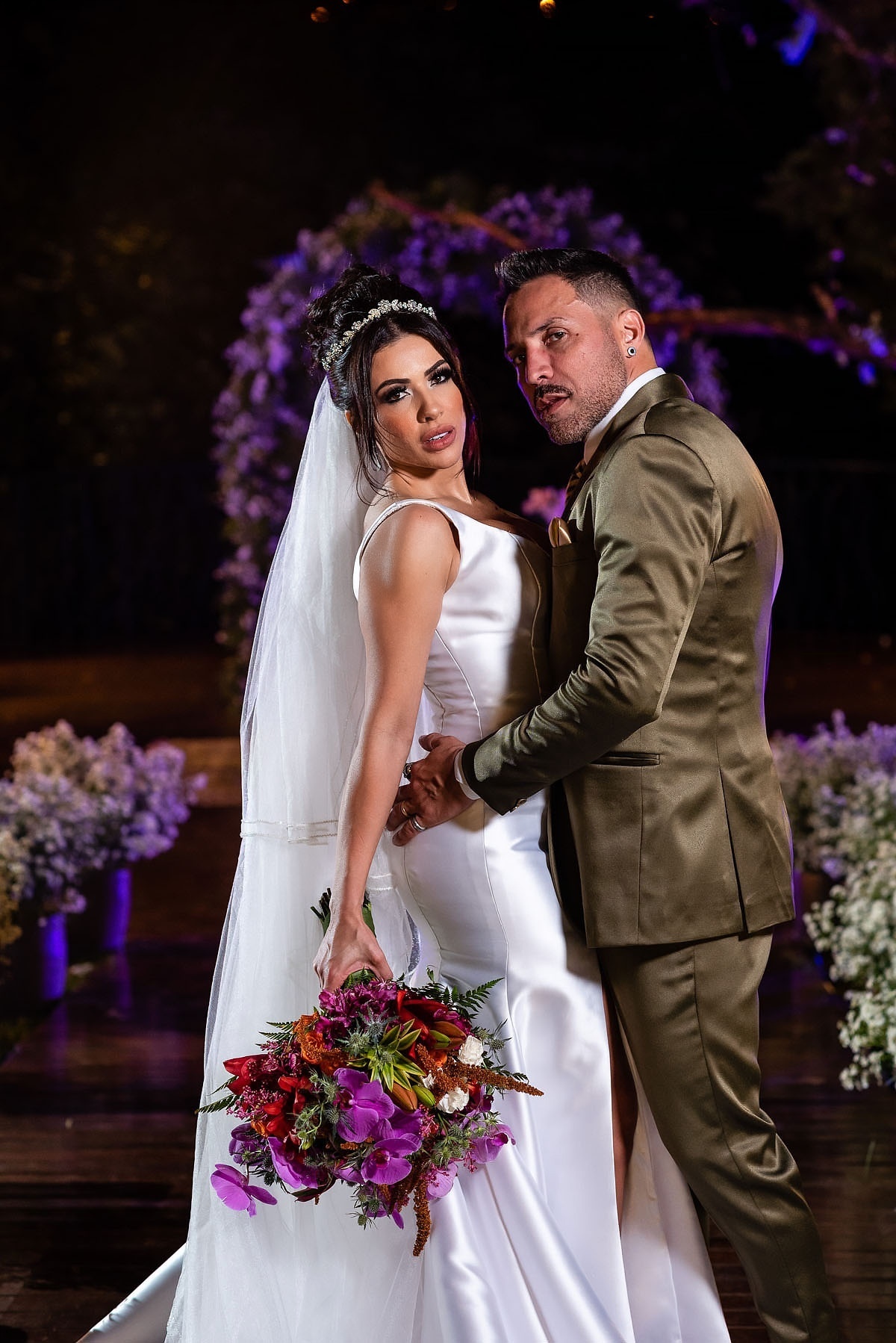 fotos dos noivos em meio a natureza no alto das palmeiras