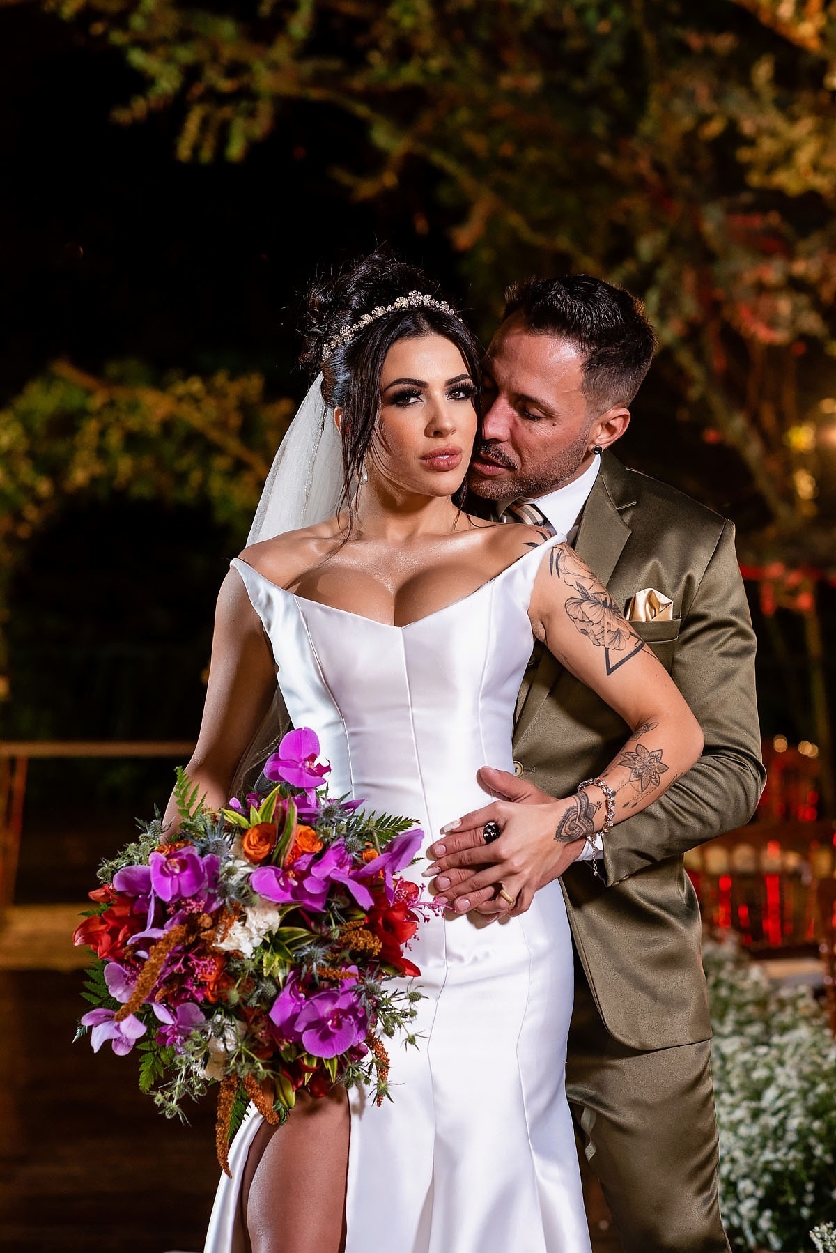 fotos dos noivos em meio a natureza no alto das palmeiras