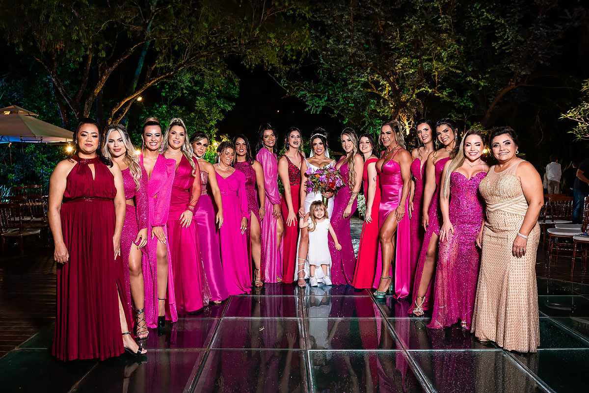 madrinhas com mesma cor no alto das palmeiras