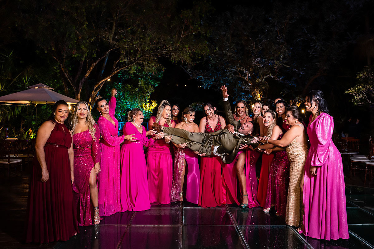 madrinhas com mesma cor no alto das palmeiras