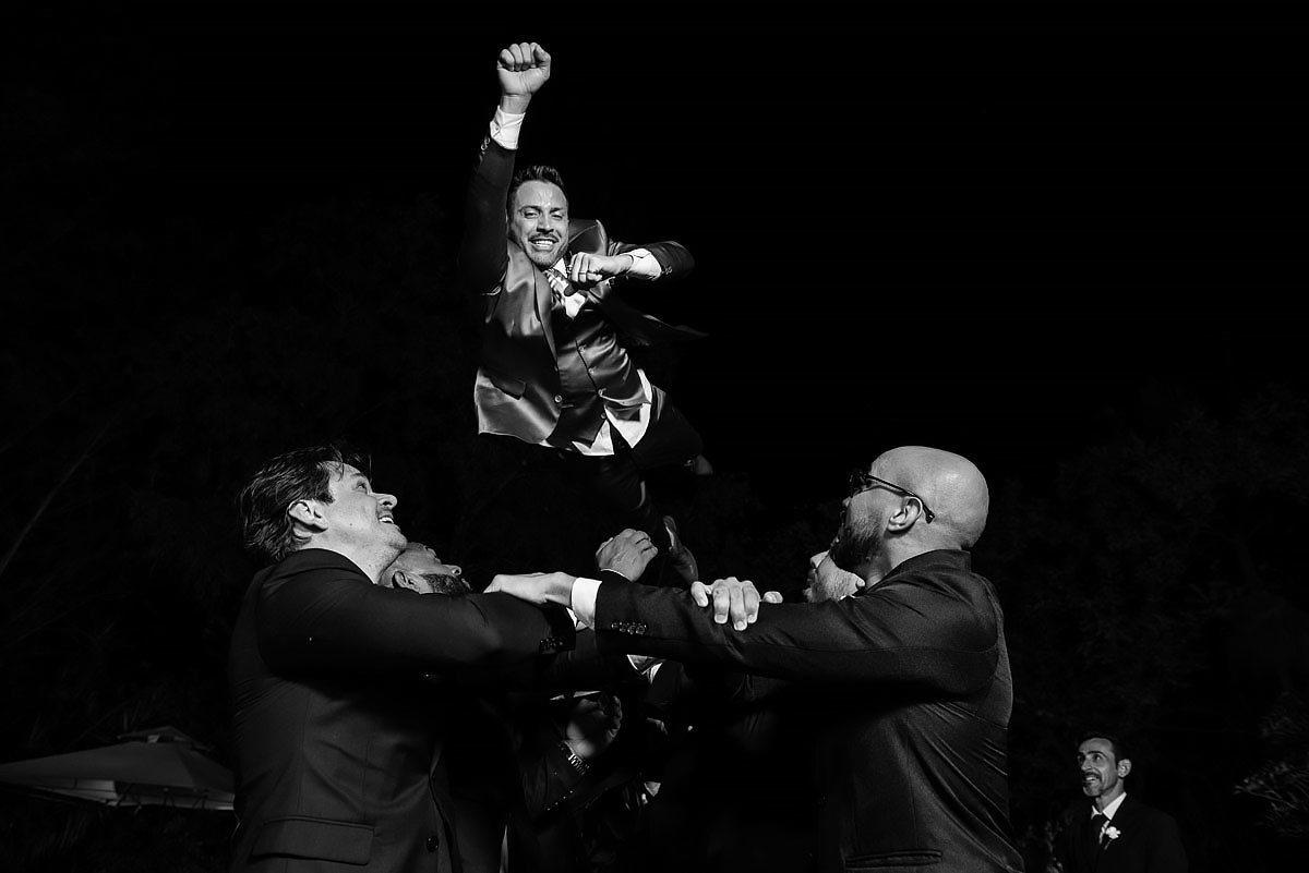 padrinhos jogam noivo para cima