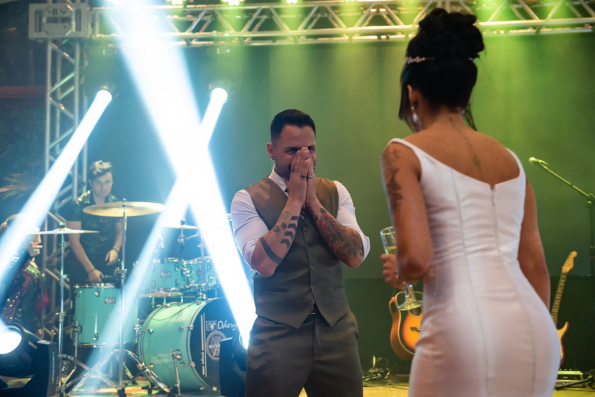 noivo emocionado ao ver a noiva