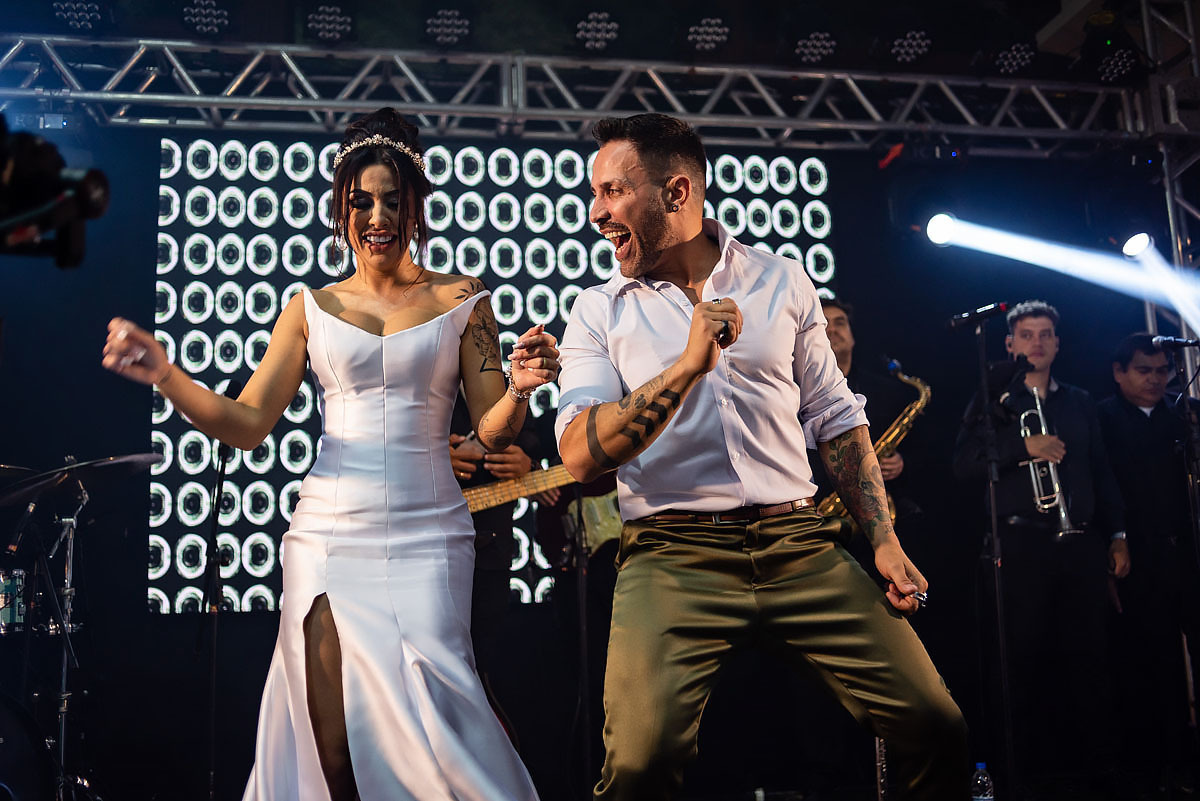 festa de casamento no alto das palmeiras, noivos dançando até o chão