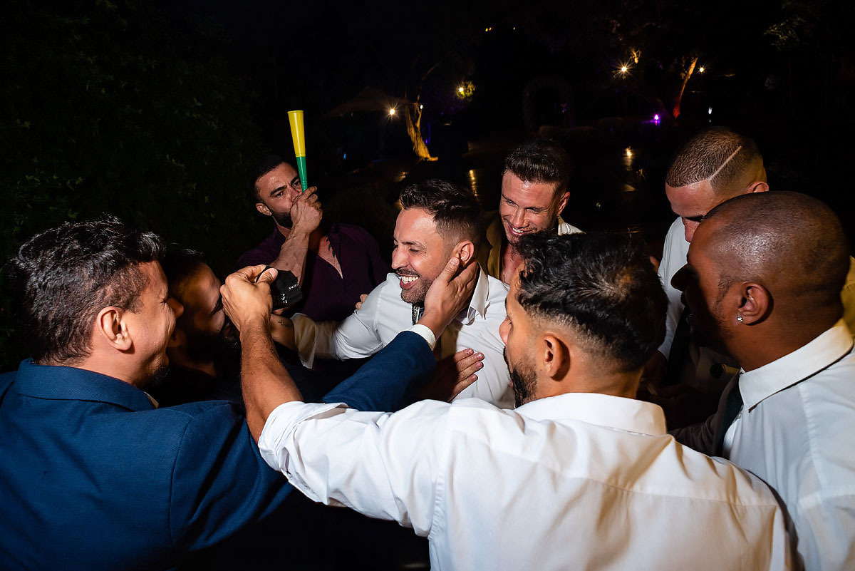 corte da gravata com noivo e padrinhos