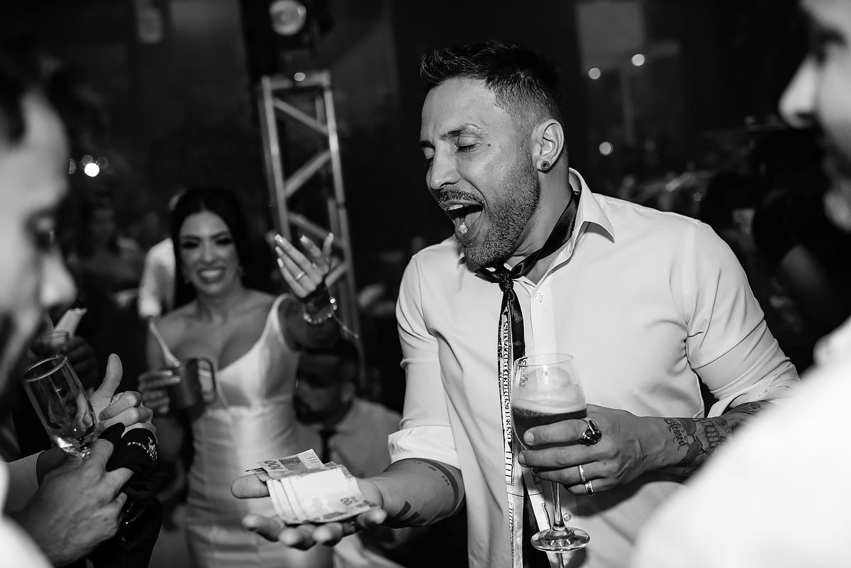 corte da gravata com noivo e padrinhos