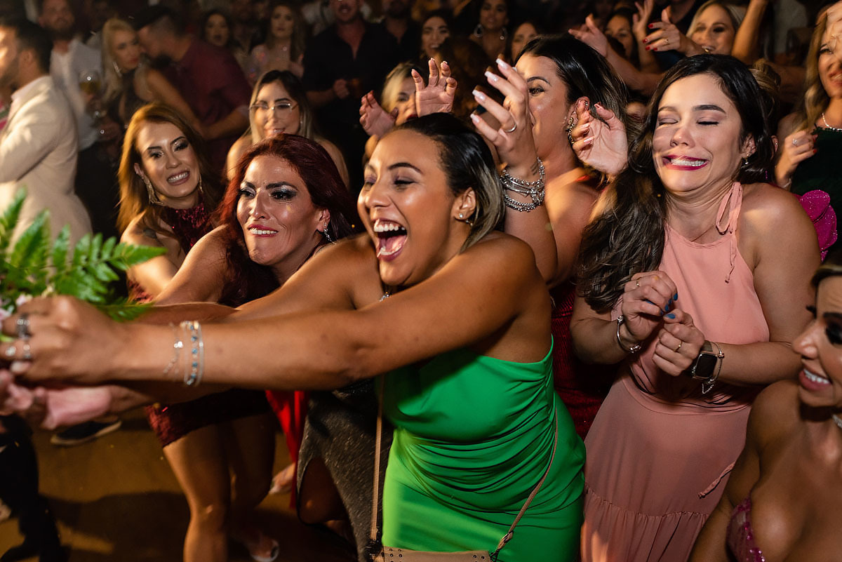 noiva joga buquê no alto das palmeiras