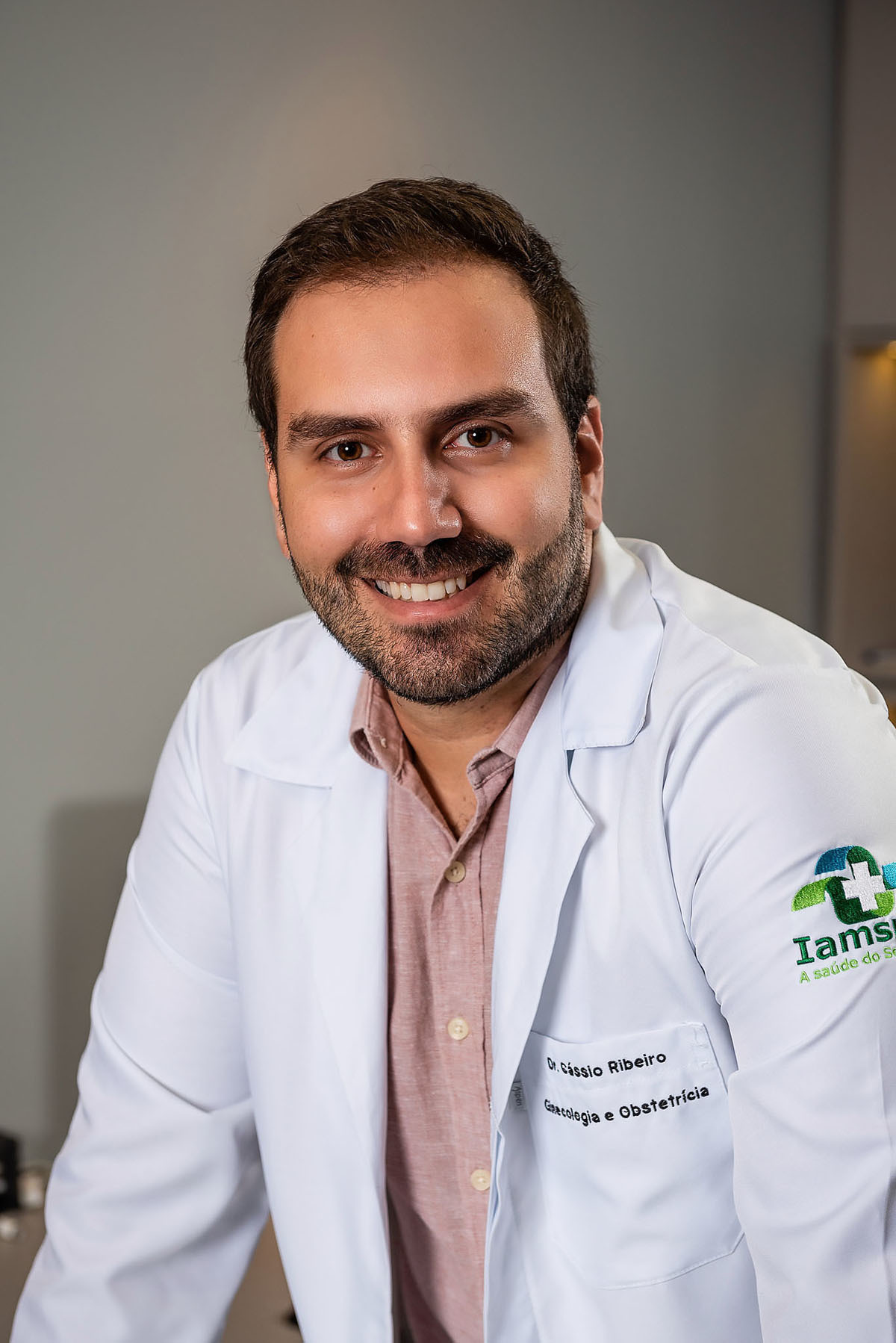 médico ginecologista em seu consultório