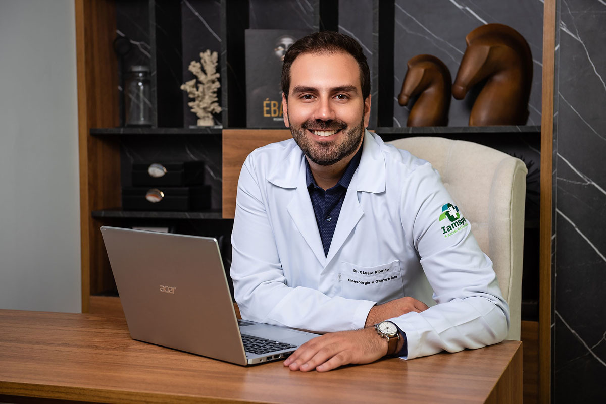 médico ginecologista em seu consultório
