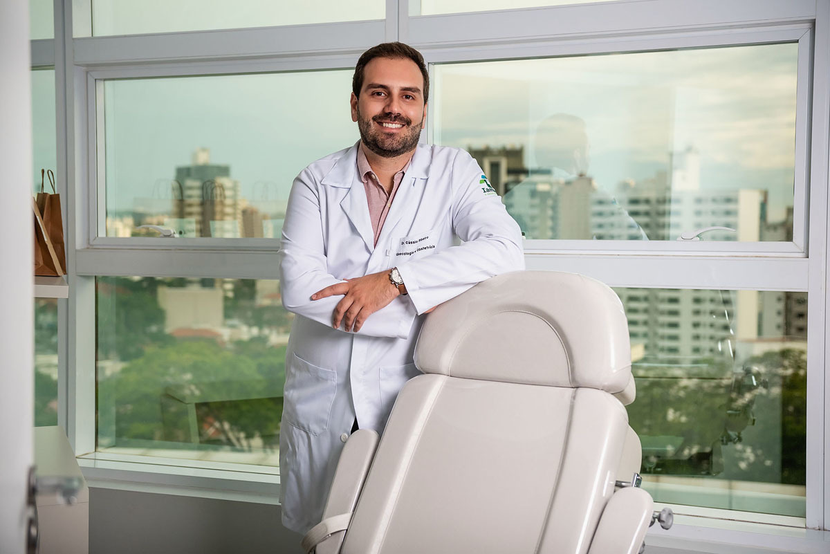 médico ginecologista em seu consultório
