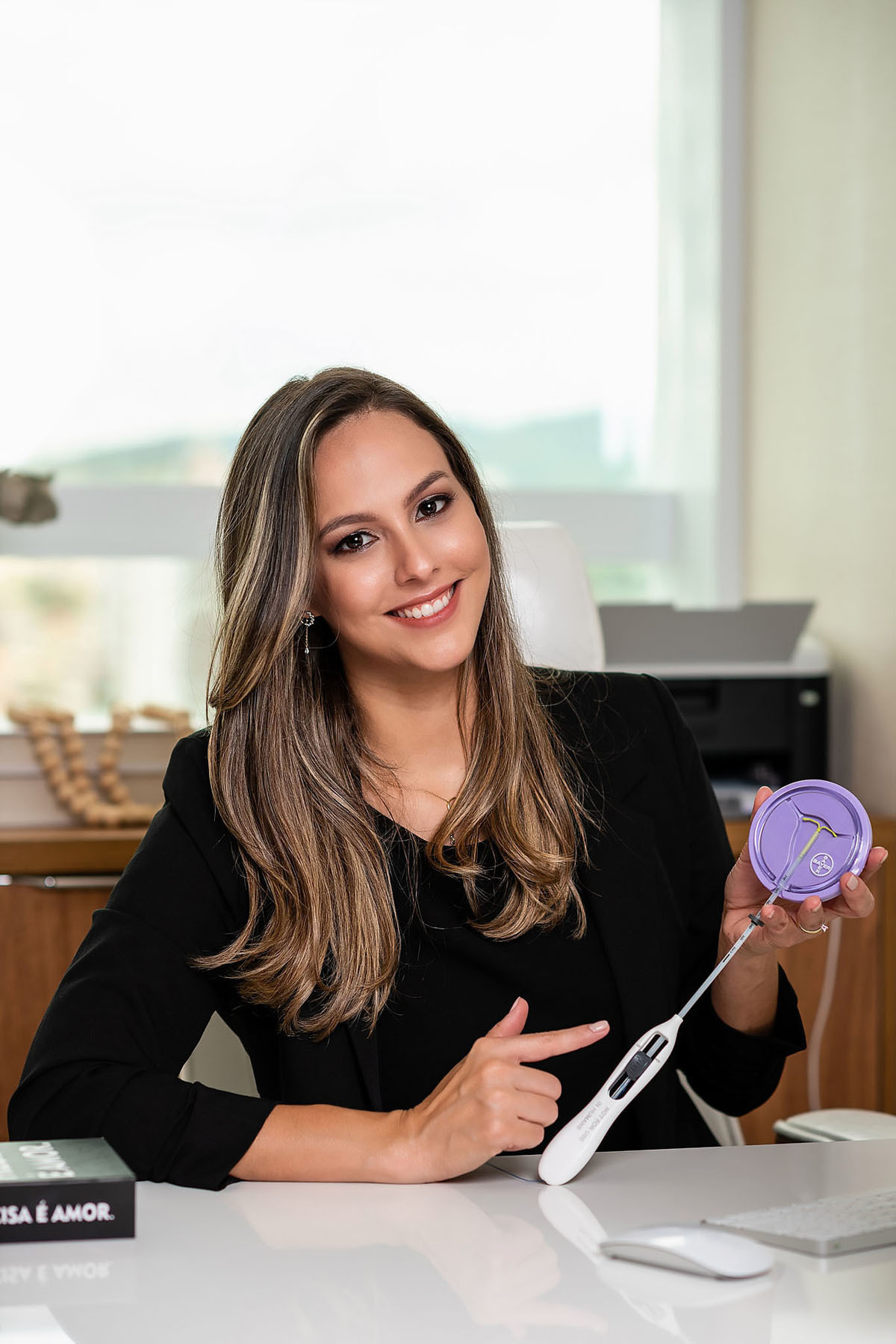 médica ginecologista no consultório com dil