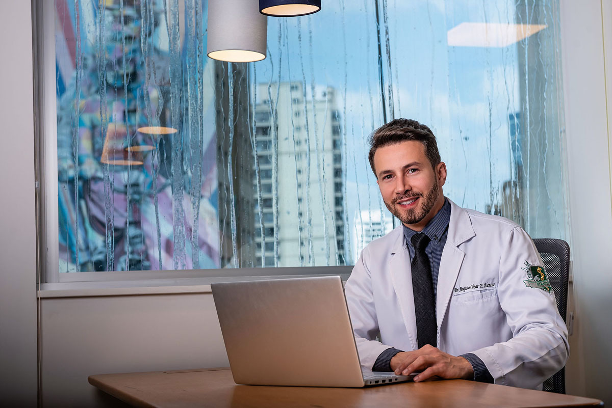 Médico em seu cosultório