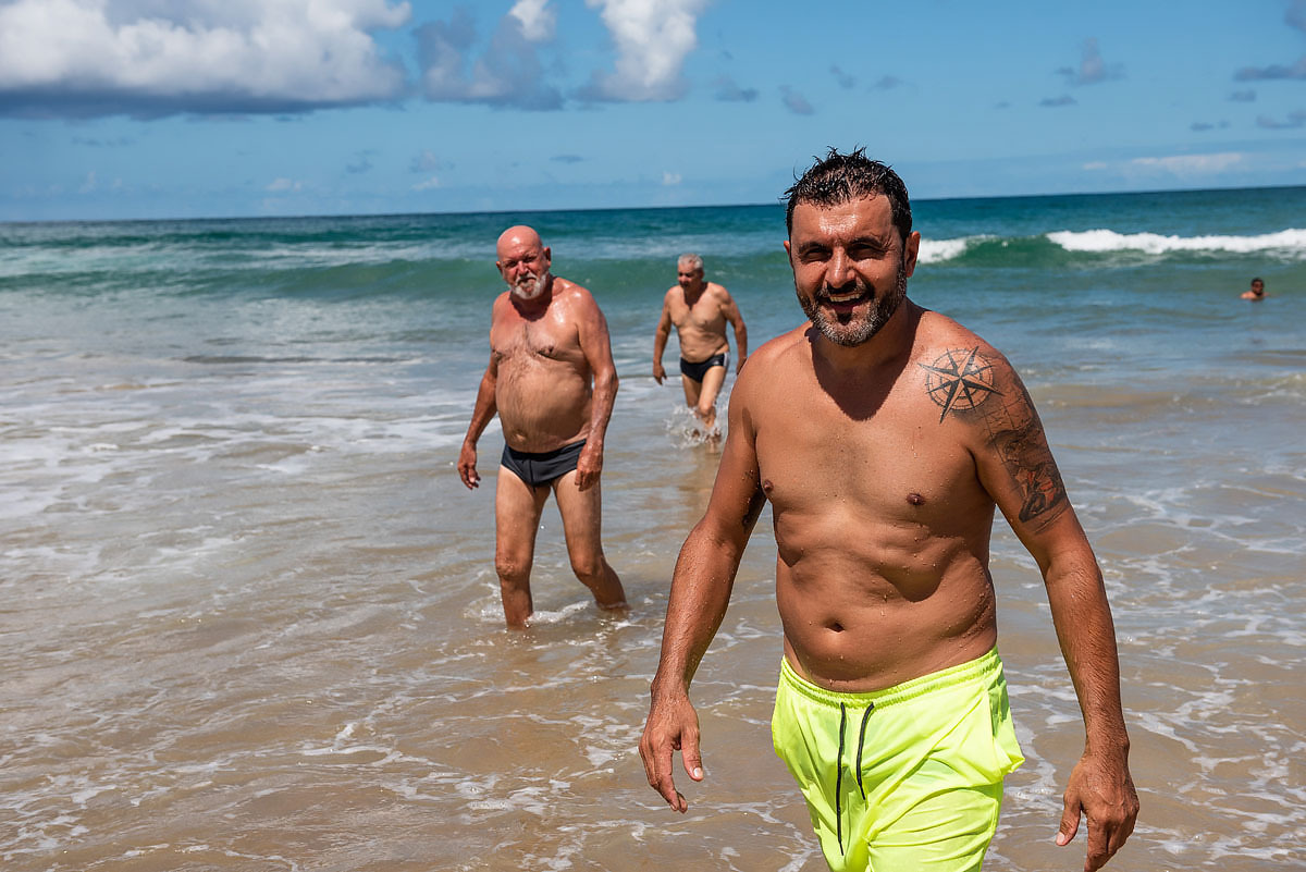 Noivo no mar antes do casamento