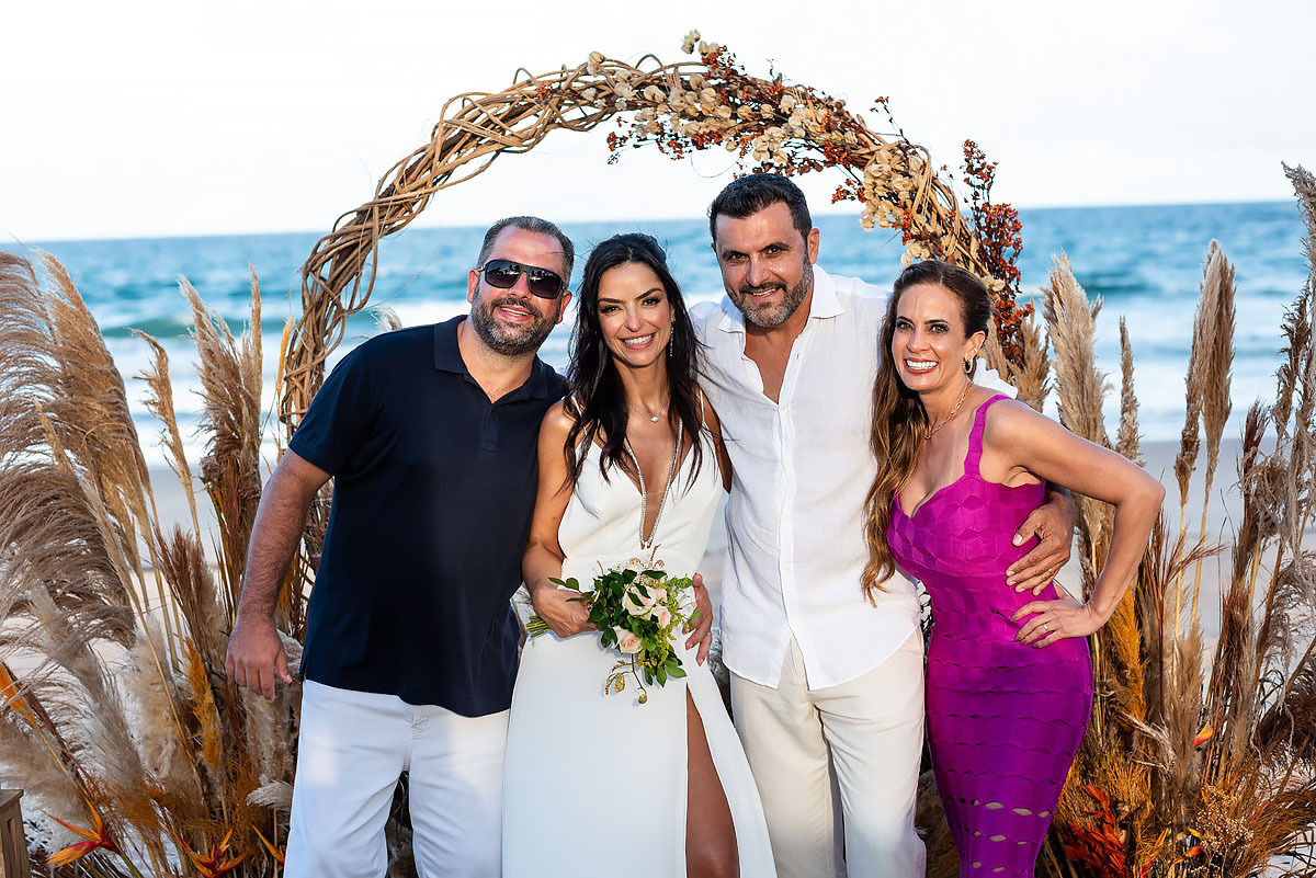 Casamento no final da tarde na praia, casamento na Bahia, padrinhos