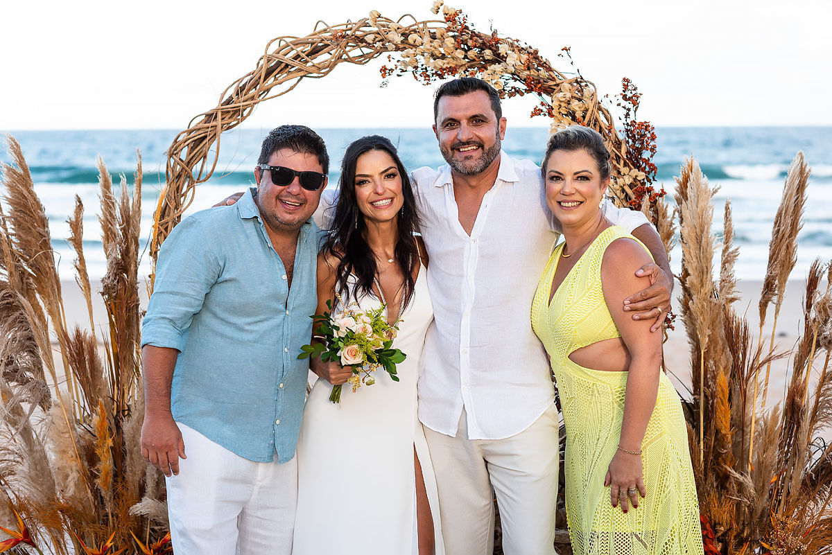 Casamento no final da tarde na praia, casamento na Bahia, padrinhos