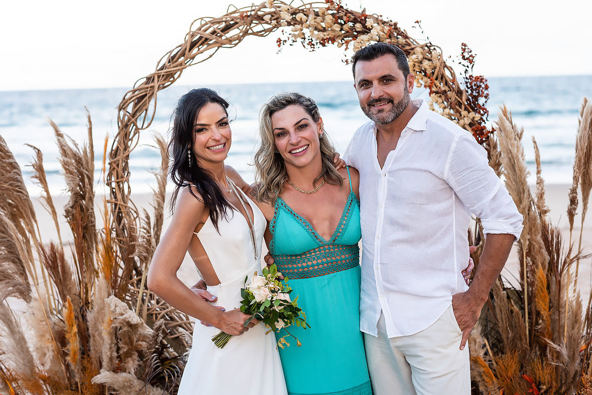 Casamento no final da tarde na praia, casamento na Bahia, padrinhos