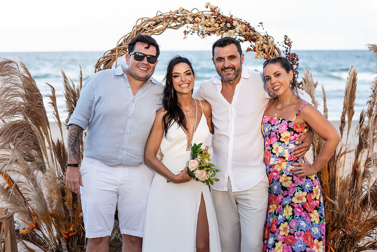 Casamento no final da tarde na praia, casamento na Bahia, padrinhos