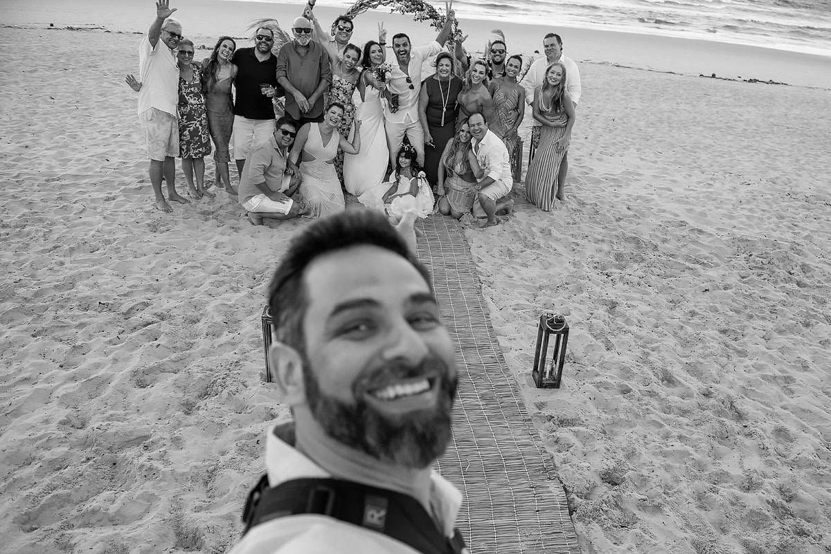 grupo de padrinhos com fotógrafo, casamento na praia, Maraú, Bahia