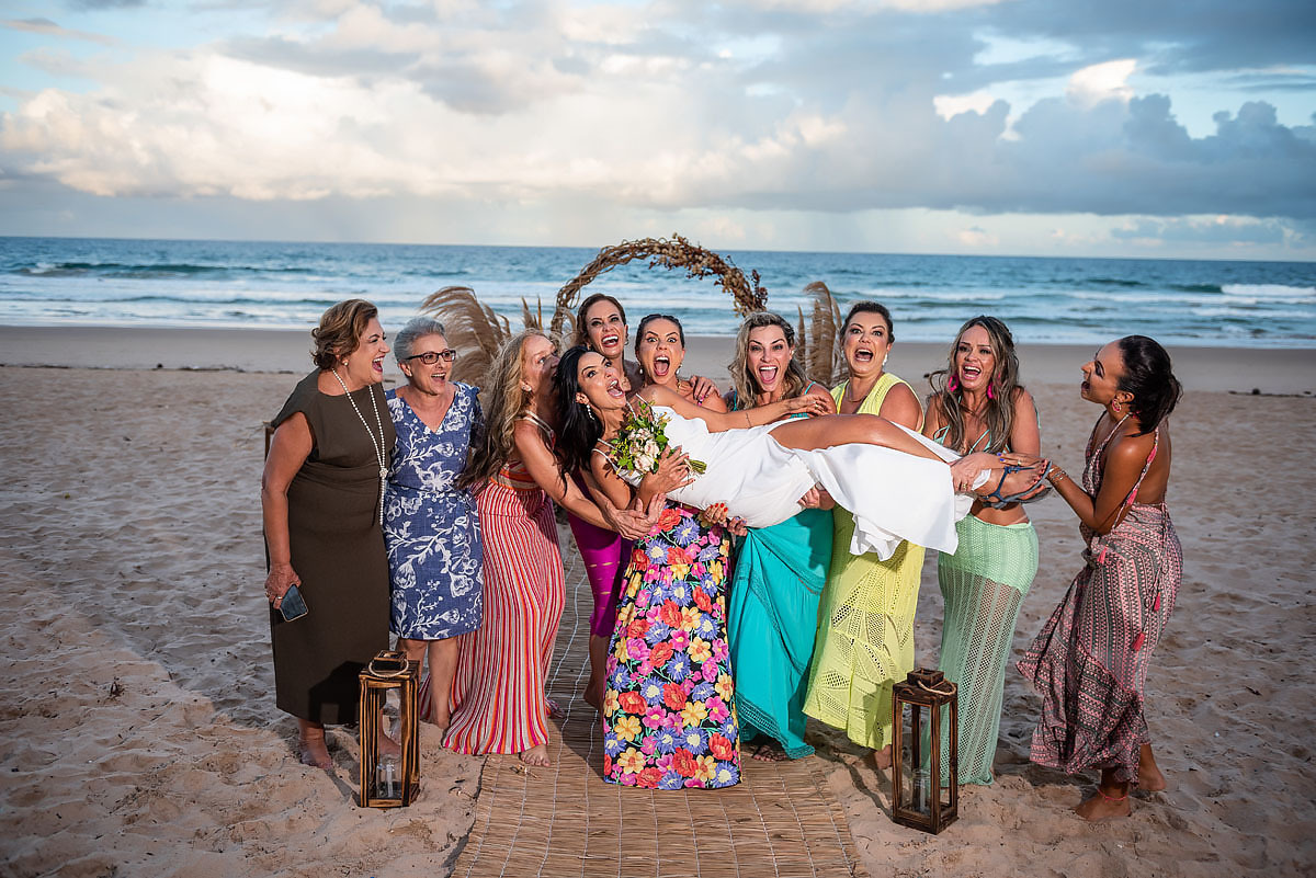Madrinhas carregam a noiva na praia de Maraú, Bahia, Casamento na  praia