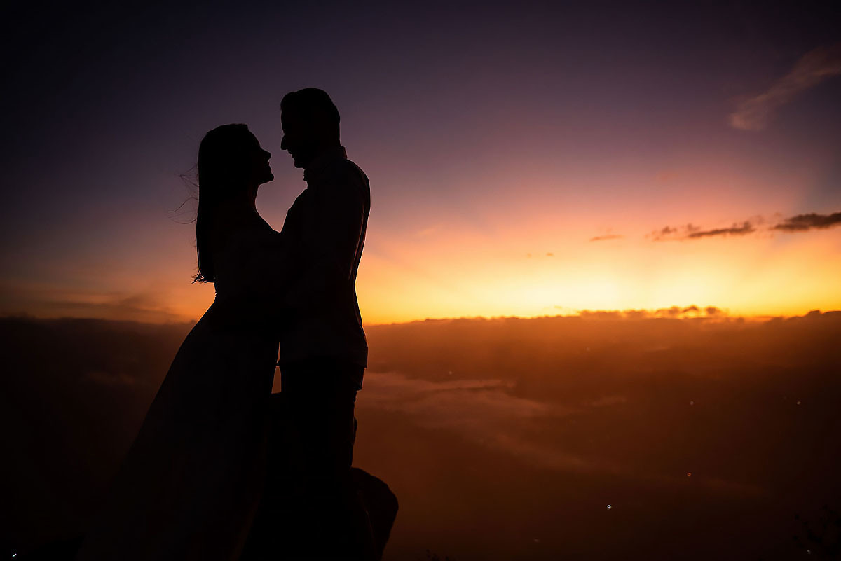 casal apaixonado no alto da montanha, Pico do olho d'agua
