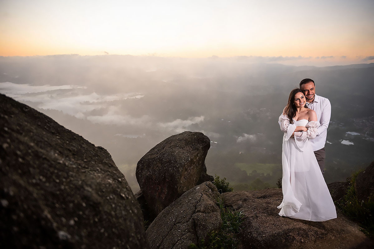 casal apaixonado no alto da montanha, Pico do olho d'agua