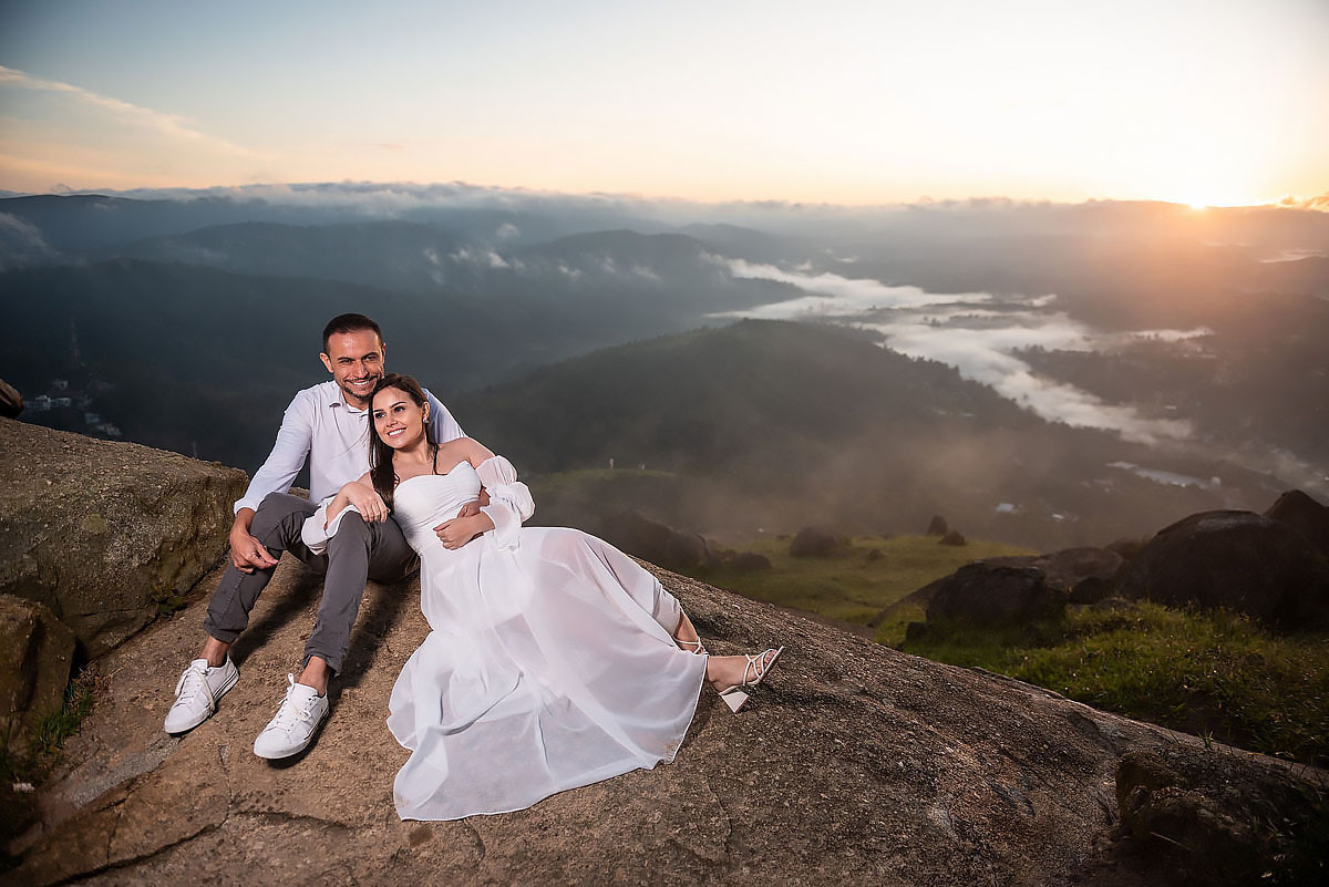 casal apaixonado no alto da montanha, Pico do olho d'agua